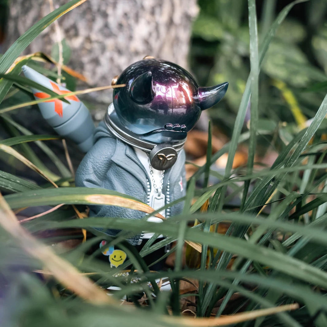 KOKOMILO A-Kingsman Charcoal Gray Transparent Head Figure — detail view | KikiBuddies