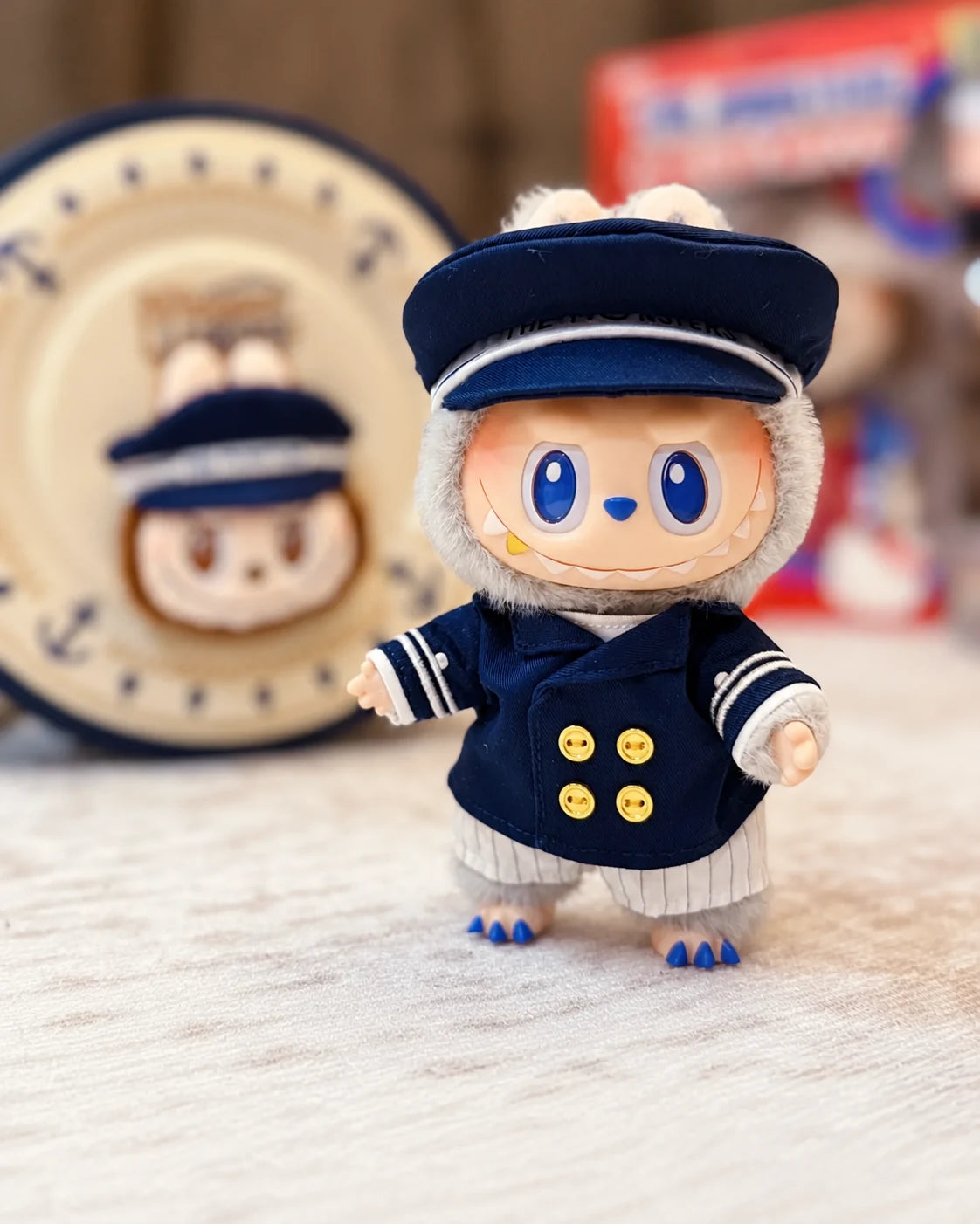 THE MONSTERS De Vliegende Labubu Captain Vinyl Plush Hanging Card 15cm - front view | KikiBuddies