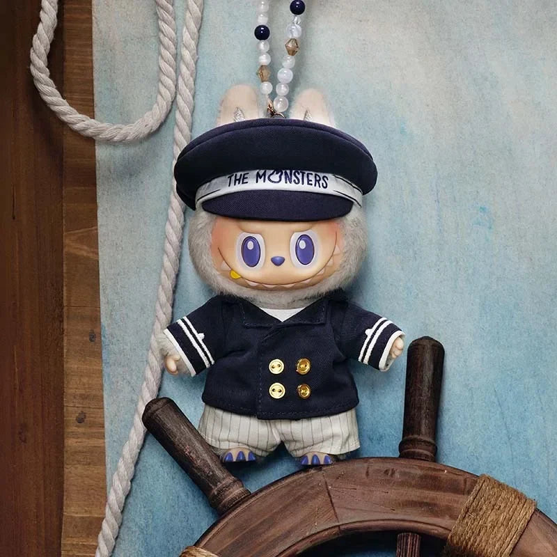 THE MONSTERS De Vliegende Labubu Captain Vinyl Plush Hanging Card 15cm - detail view | KikiBuddies