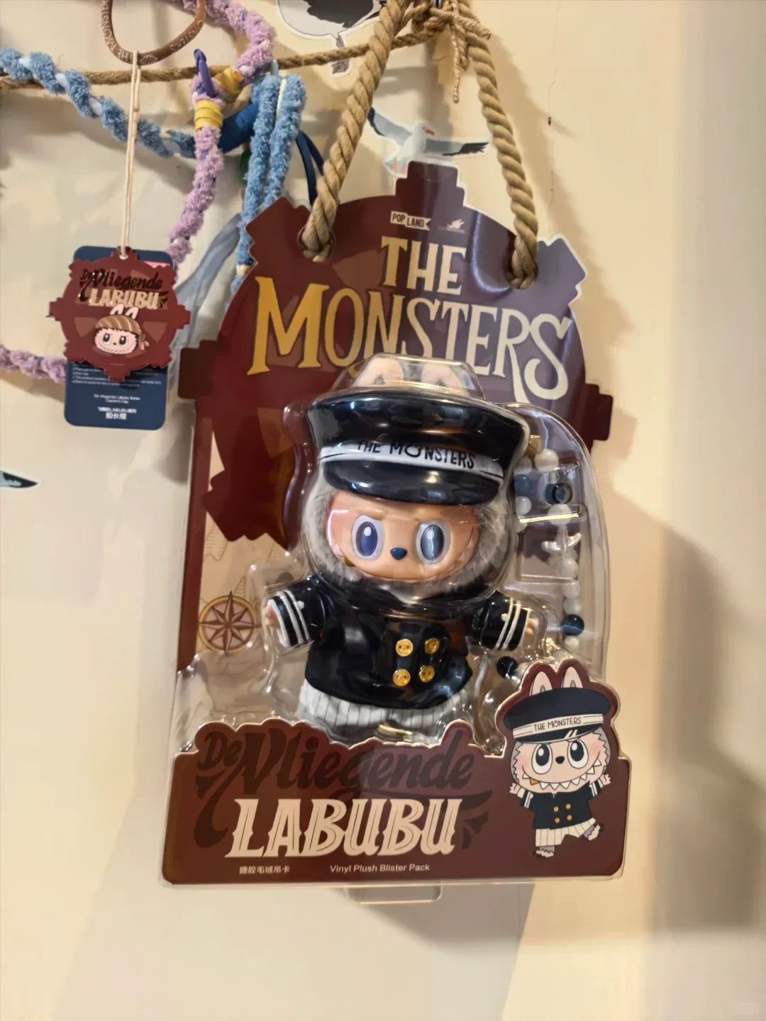 THE MONSTERS De Vliegende Labubu Captain Vinyl Plush Hanging Card 15cm - main product card | KikiBuddies