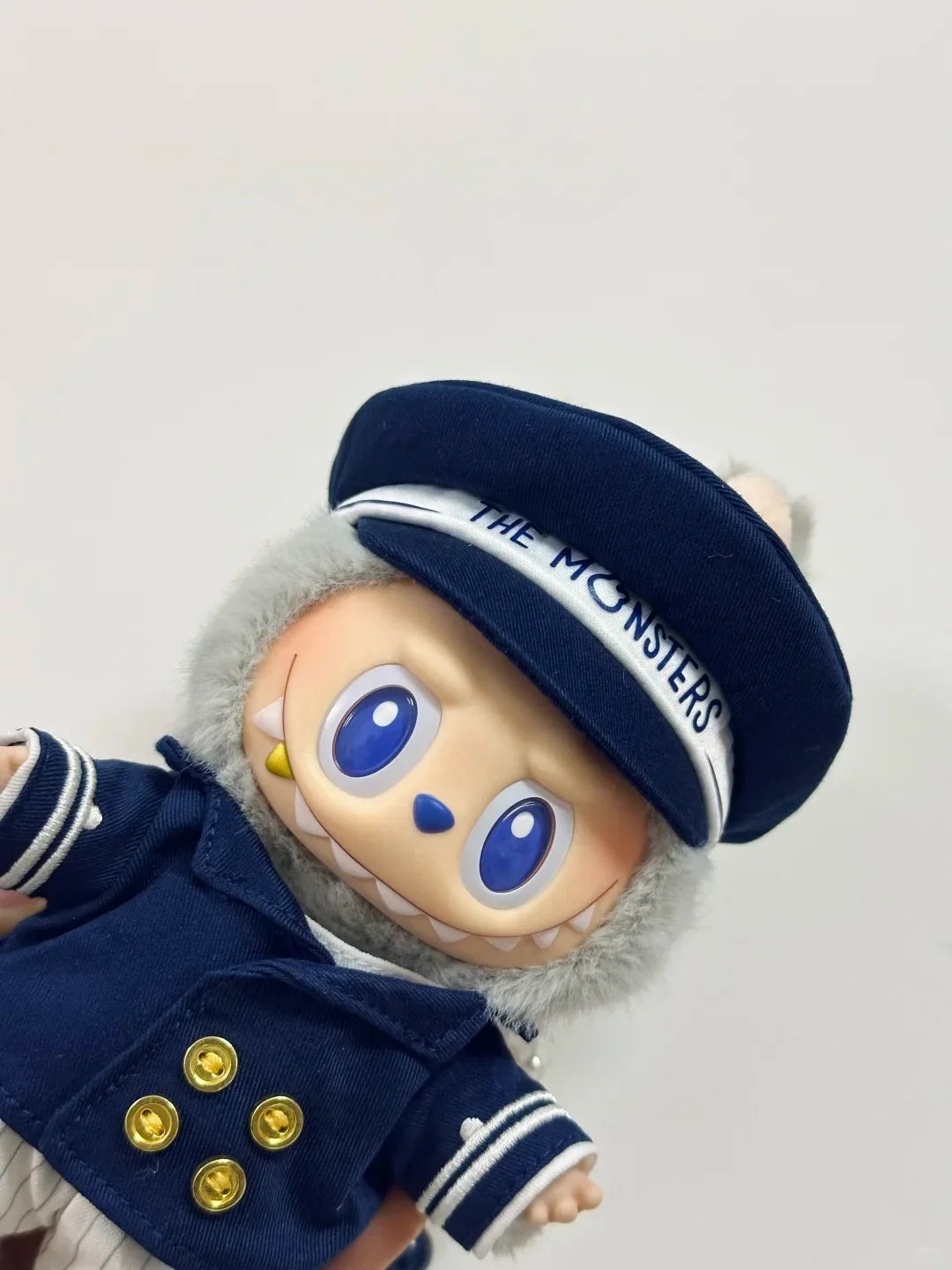 THE MONSTERS De Vliegende Labubu Captain Vinyl Plush Hanging Card 15cm - lifestyle scene | KikiBuddies