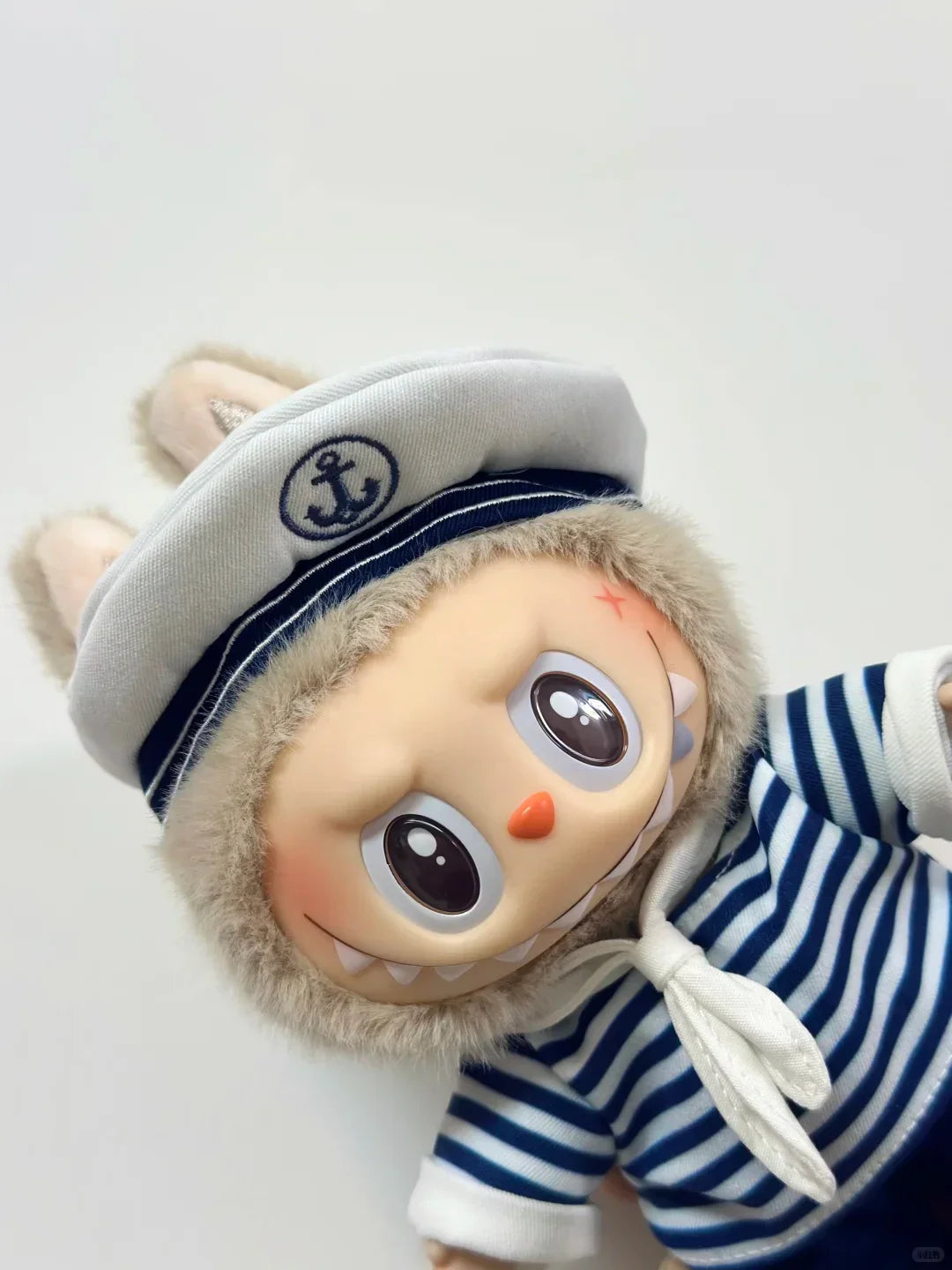 THE MONSTERS De Vliegende Labubu Sailor Vinyl Plush Hanging Card 15cm - lifestyle scene | KikiBuddies
