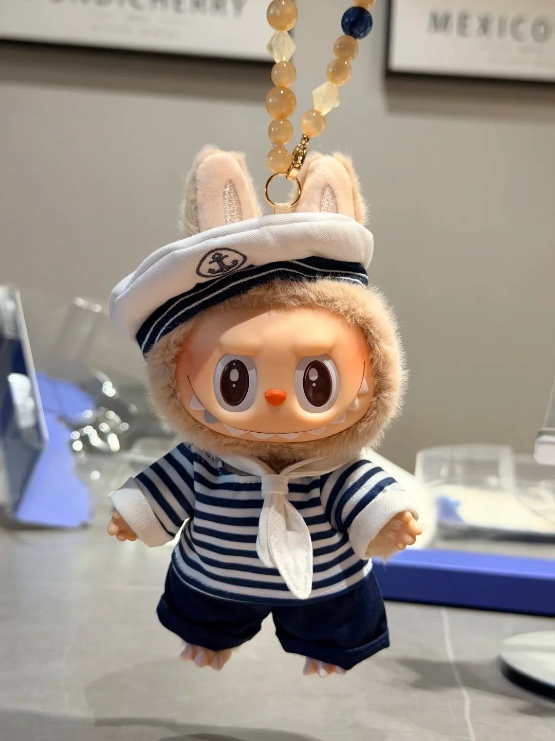 THE MONSTERS De Vliegende Labubu Sailor Vinyl Plush Hanging Card 15cm - detail view | KikiBuddies
