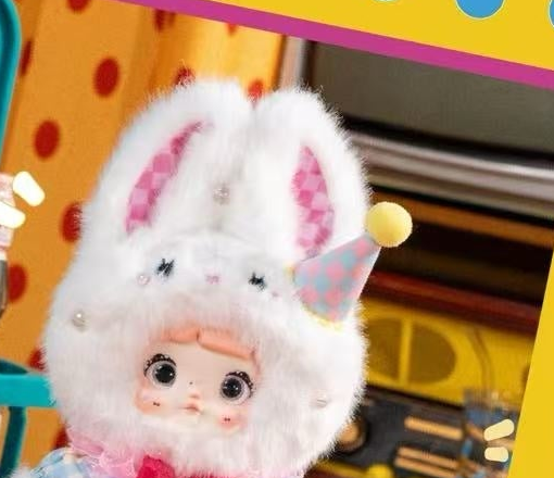 Carousel bonnet, ears and party-hat detail