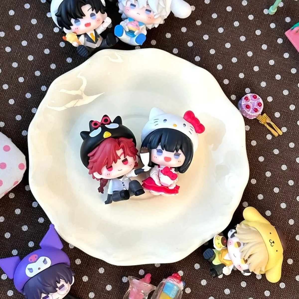 Link Click Sweet Moments mini figures viewed from above in a plate display; series examples
