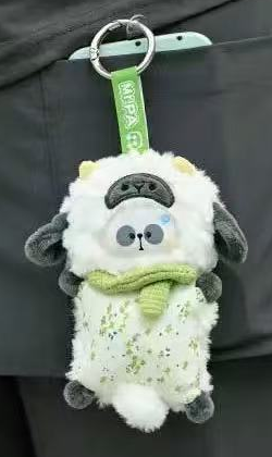 Complete MR.PA Warm Hug white and black plush pendant example with green scarf, complete metal ring, green strap, head, body, paws and tail; random purchases do not guarantee this design