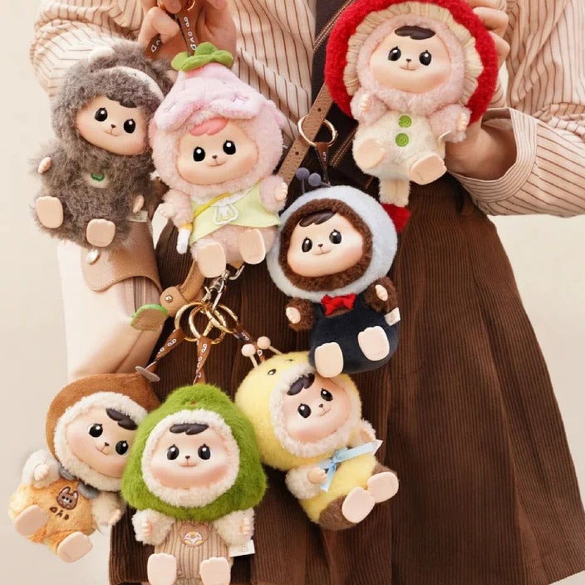 Bao-ao Forest Friends Gathering: Forest Friends plush designs attached to bags; bags and clothing are props