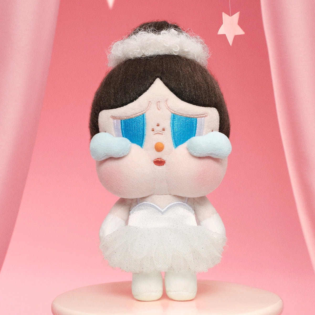 CRYBABY SHINY SHINY fixed single plush pendant - front in the original pink display scene