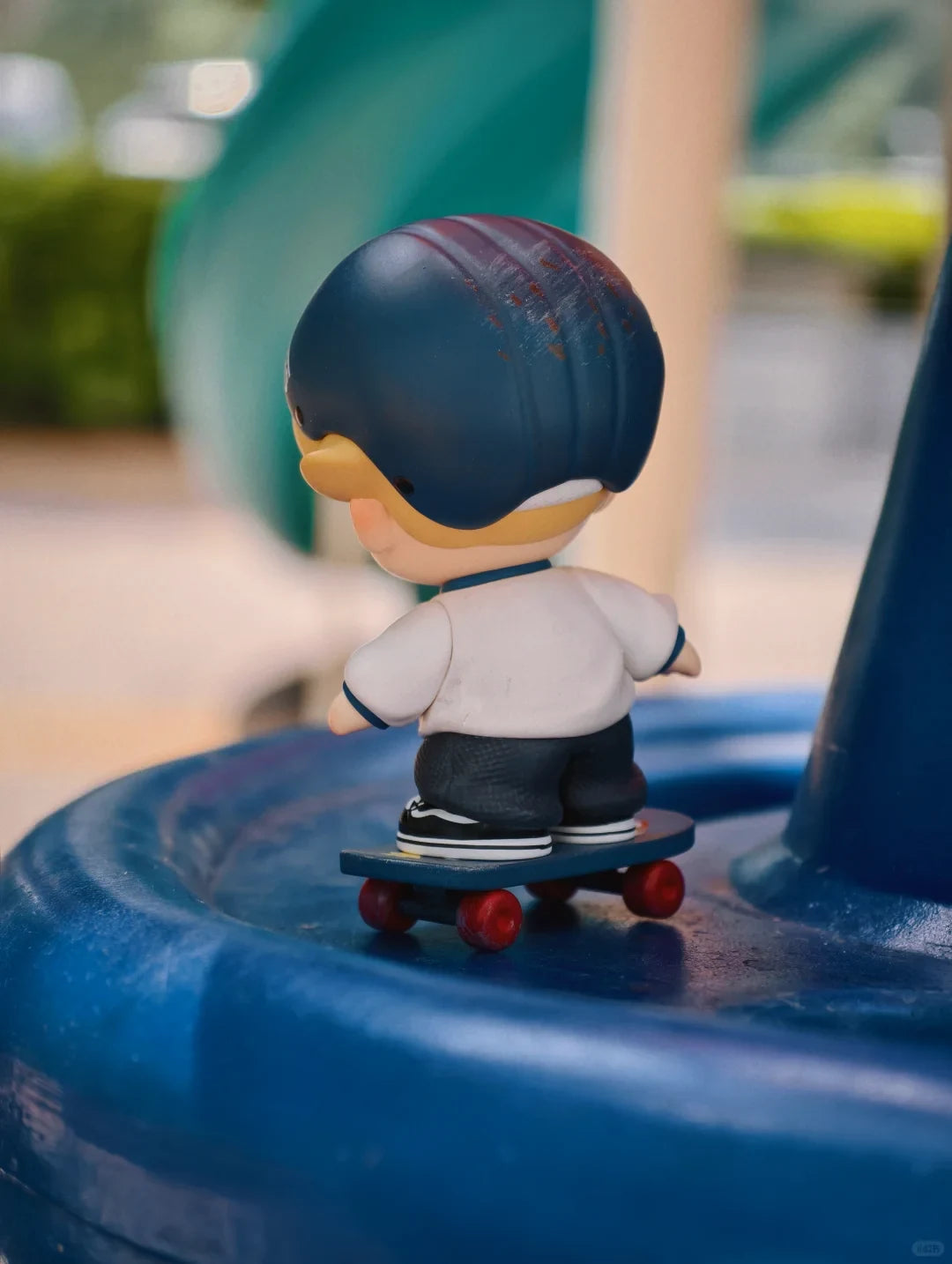 DIMOO x Vans Ride The Dream Figurine - detail view | KikiBuddies