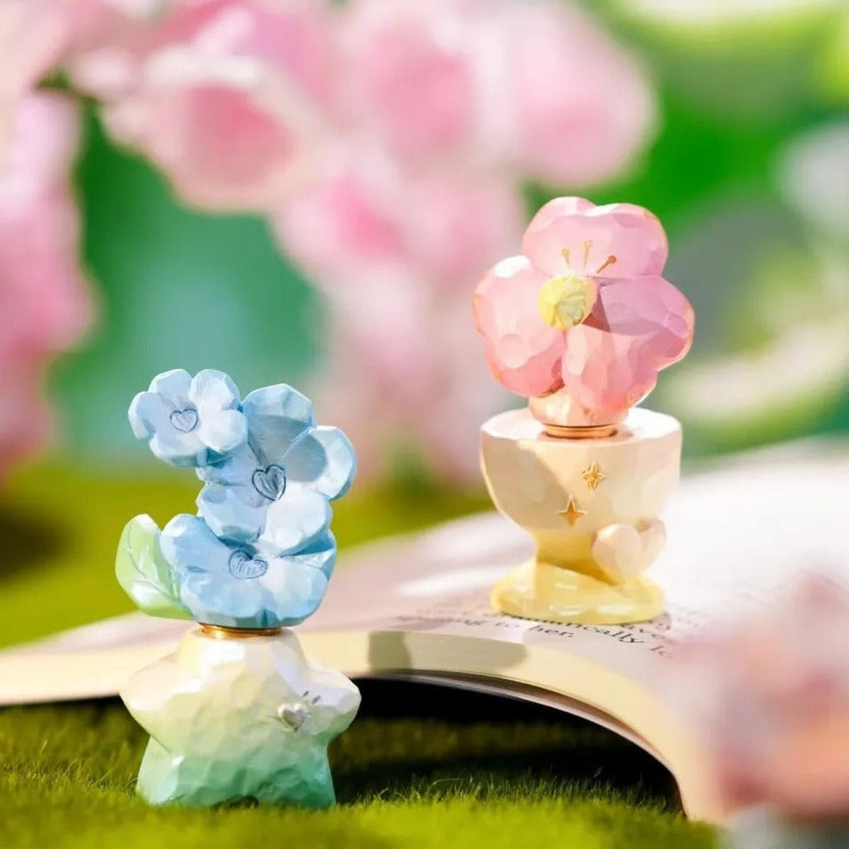 Floral Whispers Series Spin Figure Blind Box - Complete blue and pink flower-shaped spin figure examples; random design not guaranteed