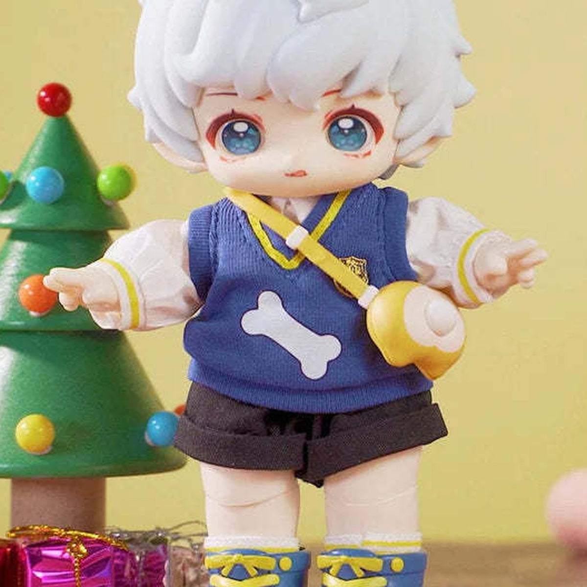 HANI Sweet Dreamland Large Size Action Figure BJD Blind Box - White-haired HANI with blue vest, dark shorts and yellow bag; upper ears and lower shoes cropped; random design not guaranteed; display props not included