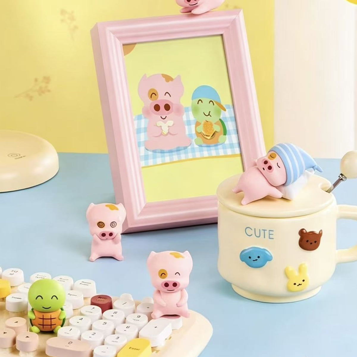McDull Friends Sitting Together Series Mini Figure Blind Box - Complete mini figure examples with mug, keyboard and frame styling props not included; random design not guaranteed