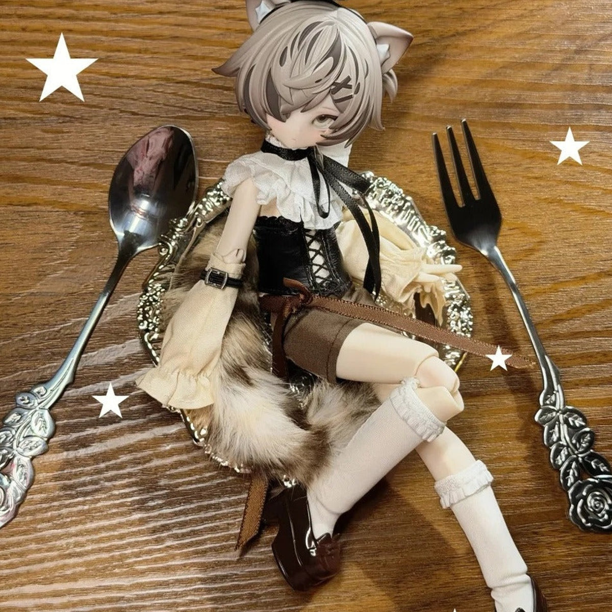 MEOW 3 MEOW MEOW MEOW Dimensions Series 1/8 Action Figure Blind Box - Grey-haired action figure detail on table; upper ear and lower shoe cropped; random design not guaranteed; display props not included