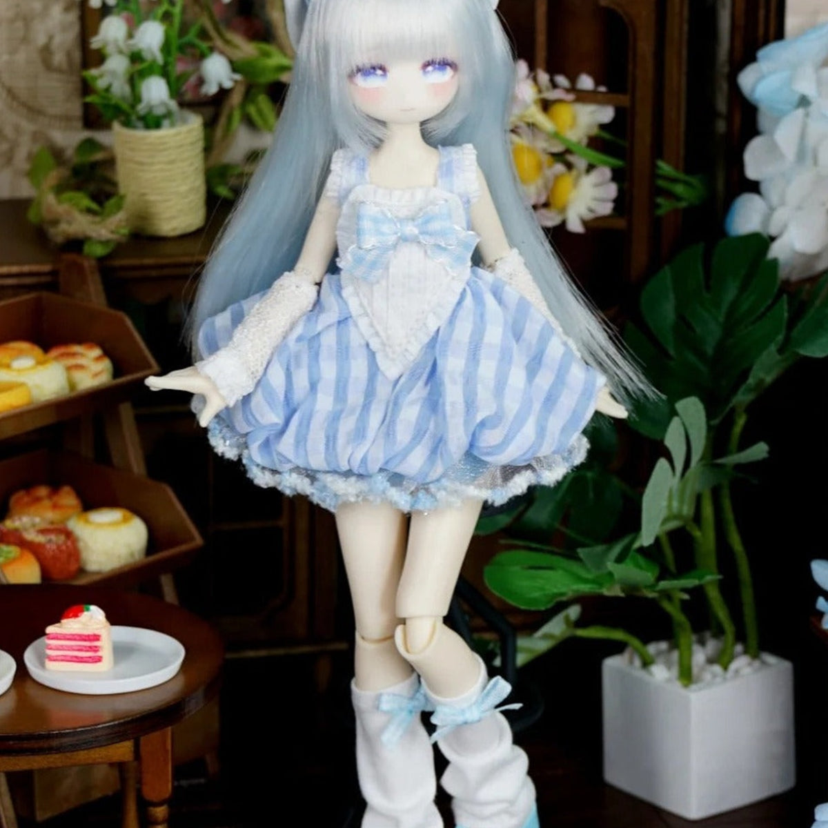 Momotale Four Seasons Tea Tales blue-and-white dress, long hair and bow-shoe details; series example