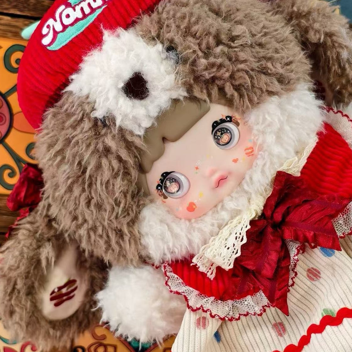 Nommi 400% Have a Bite of the Apple Series Plush, Exclusive Version - Apple outfit face and fabric detail; packaging is defined by selected option