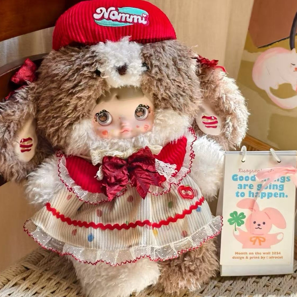 Nommi 400% Have a Bite of the Apple Series Plush, Exclusive Version - Apple outfit plush detail with upper hat decoration cropped; packaging is defined by selected option