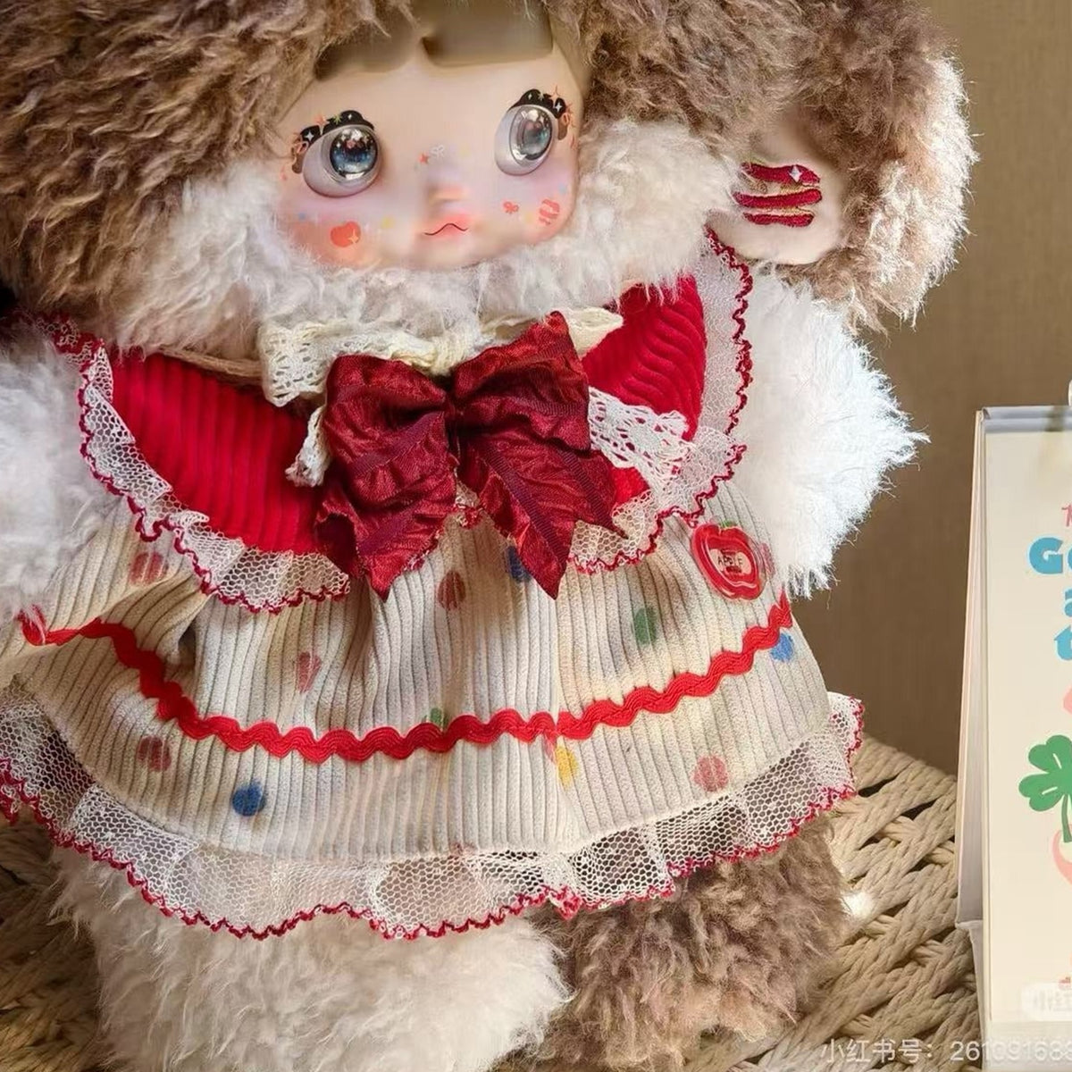 Nommi 400% Have a Bite of the Apple Series Plush, Exclusive Version - Apple outfit face and clothing detail with upper head cropped; packaging is defined by selected option