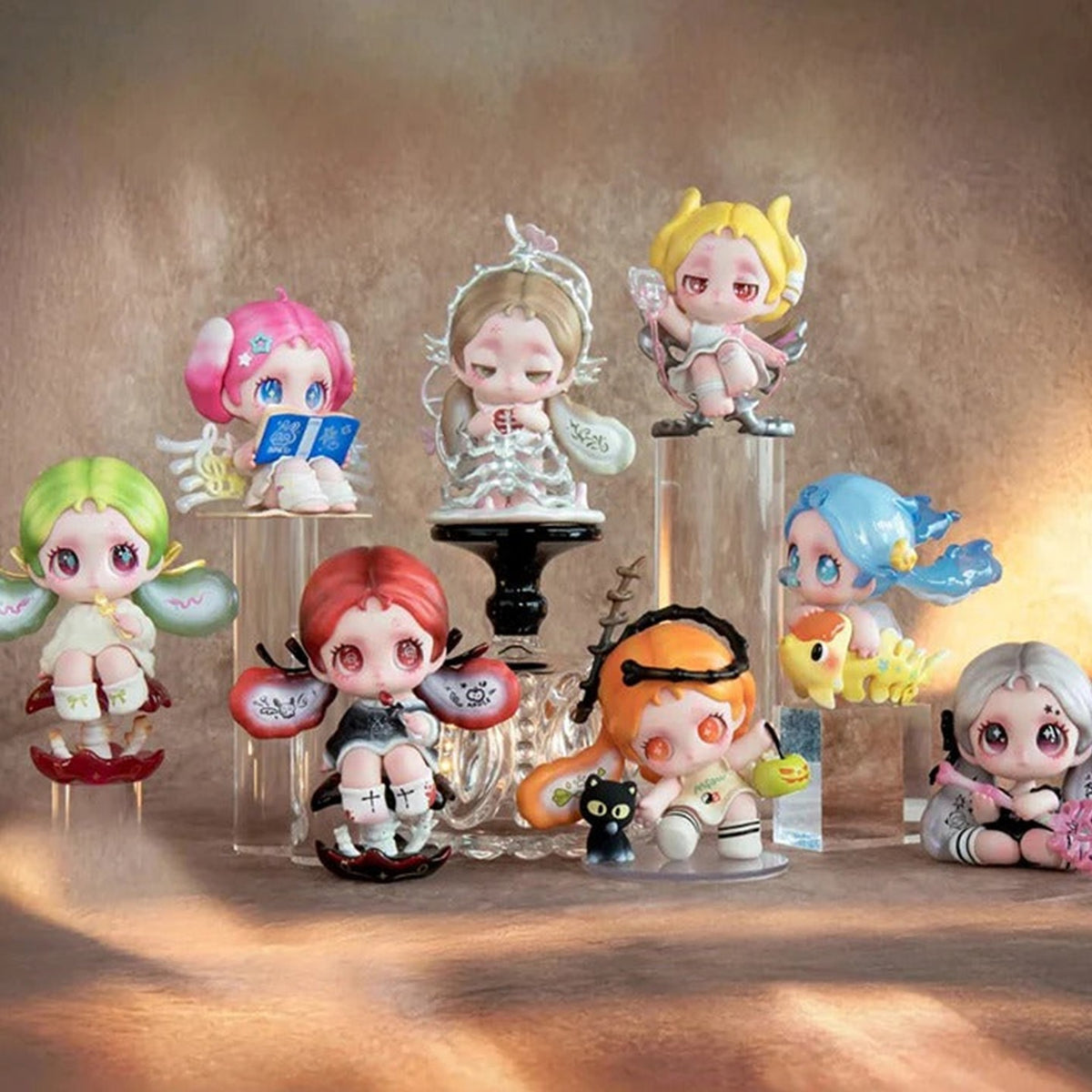 Ossia Feel The World Series Figures, Blind Box - Figure comparison showing complete central examples and cropped outer example; random design not guaranteed