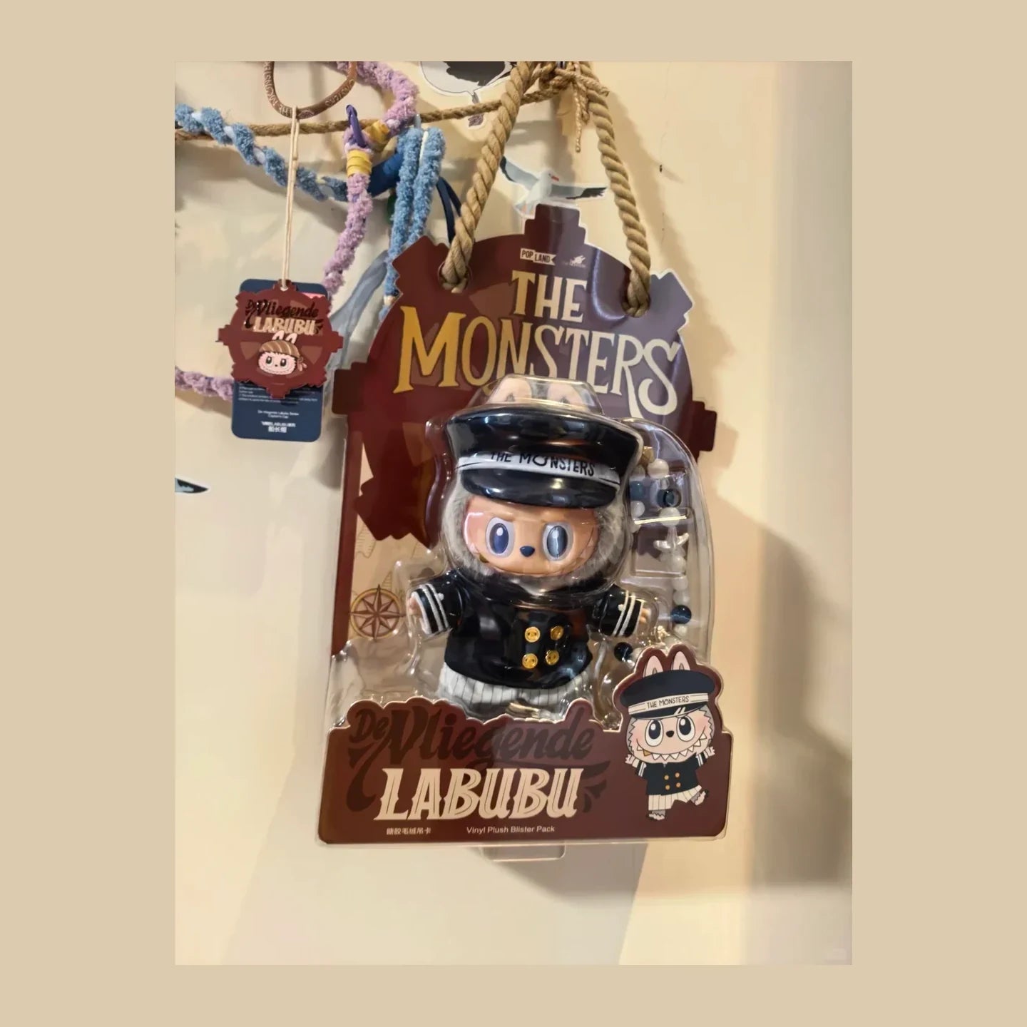 THE MONSTERS De Vliegende Labubu Captain Vinyl Plush Hanging Card 15cm - main product card | KikiBuddies