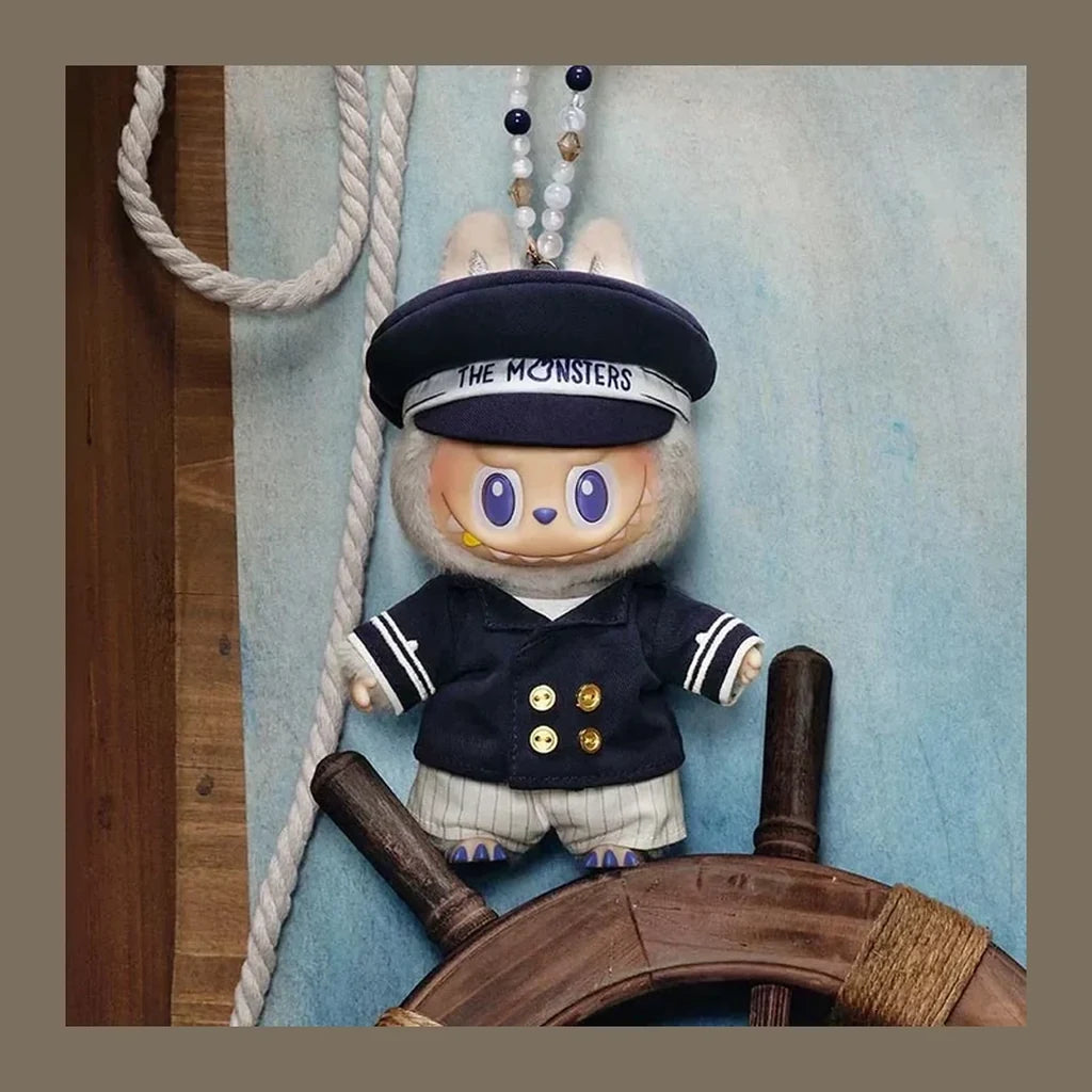 THE MONSTERS De Vliegende Labubu Captain Vinyl Plush Hanging Card 15cm - detail view | KikiBuddies
