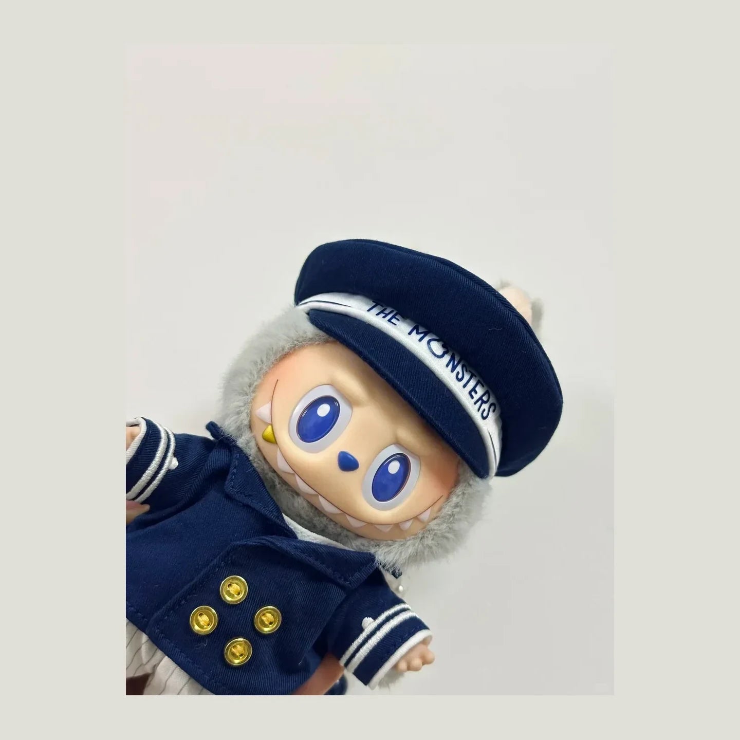 THE MONSTERS De Vliegende Labubu Captain Vinyl Plush Hanging Card 15cm - lifestyle scene | KikiBuddies