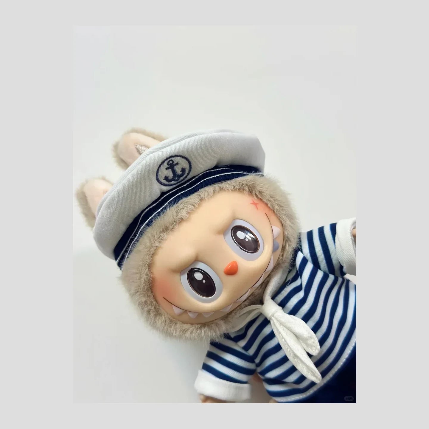 THE MONSTERS De Vliegende Labubu Sailor Vinyl Plush Hanging Card 15cm - lifestyle scene | KikiBuddies
