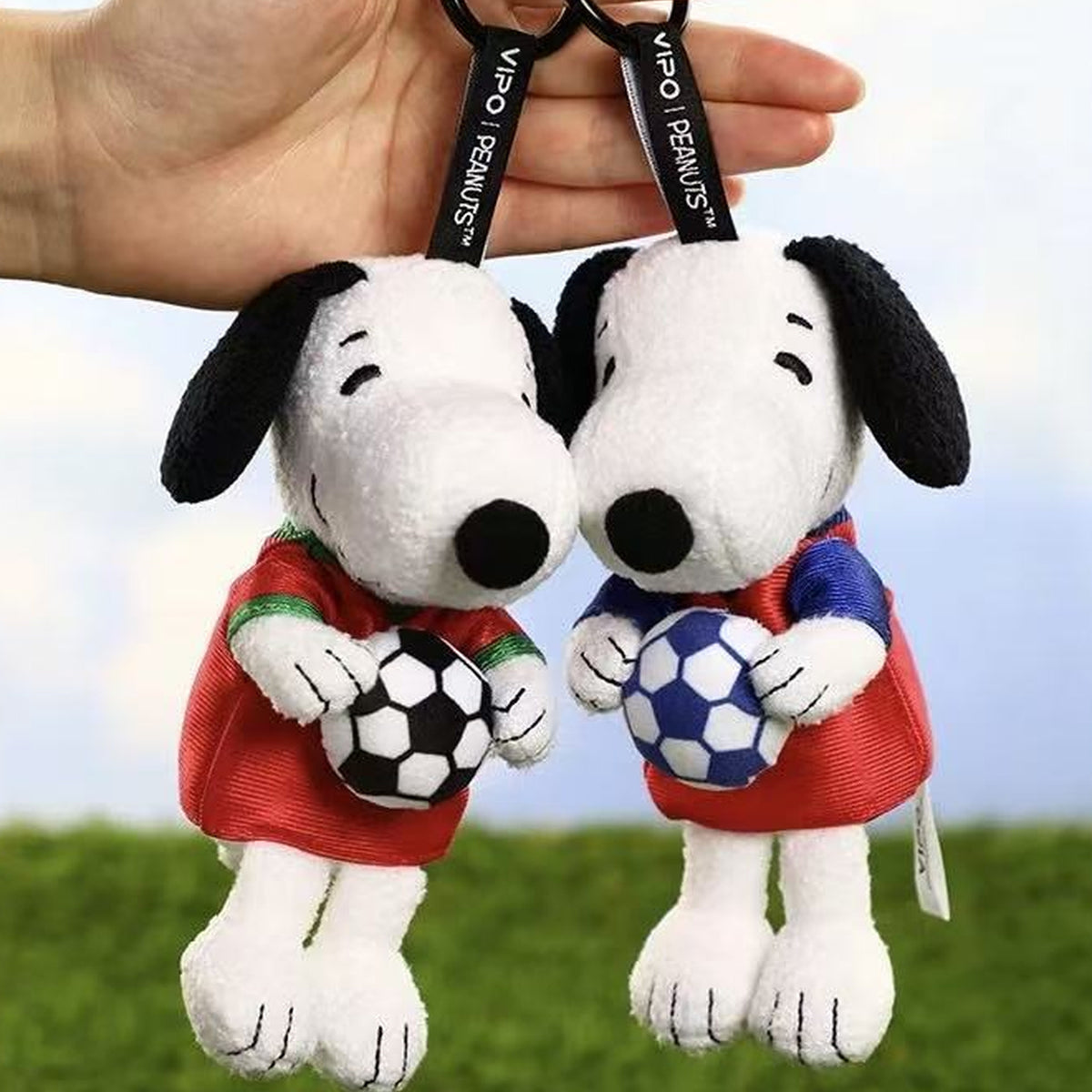 VIPO × PEANUTS Snoopy Football Series Plush Pendant Blind Box - Complete red and blue football plush pendant examples; hand used for scale; random design not guaranteed