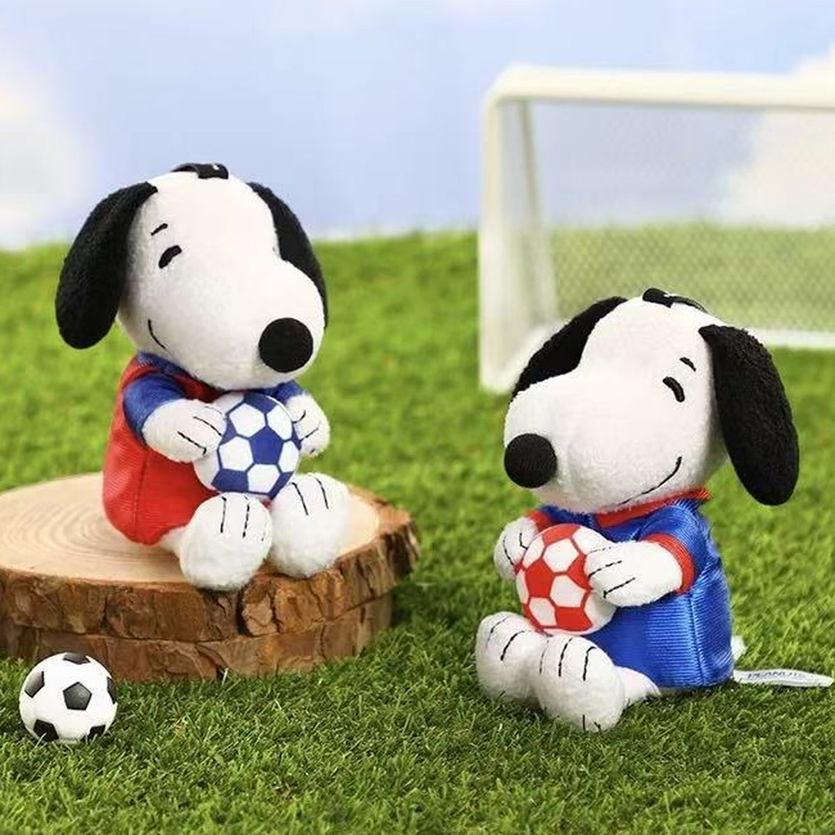 VIPO × PEANUTS Snoopy Football Series Plush Pendant Blind Box - Complete seated football plush pendant examples; display props not included; random design not guaranteed